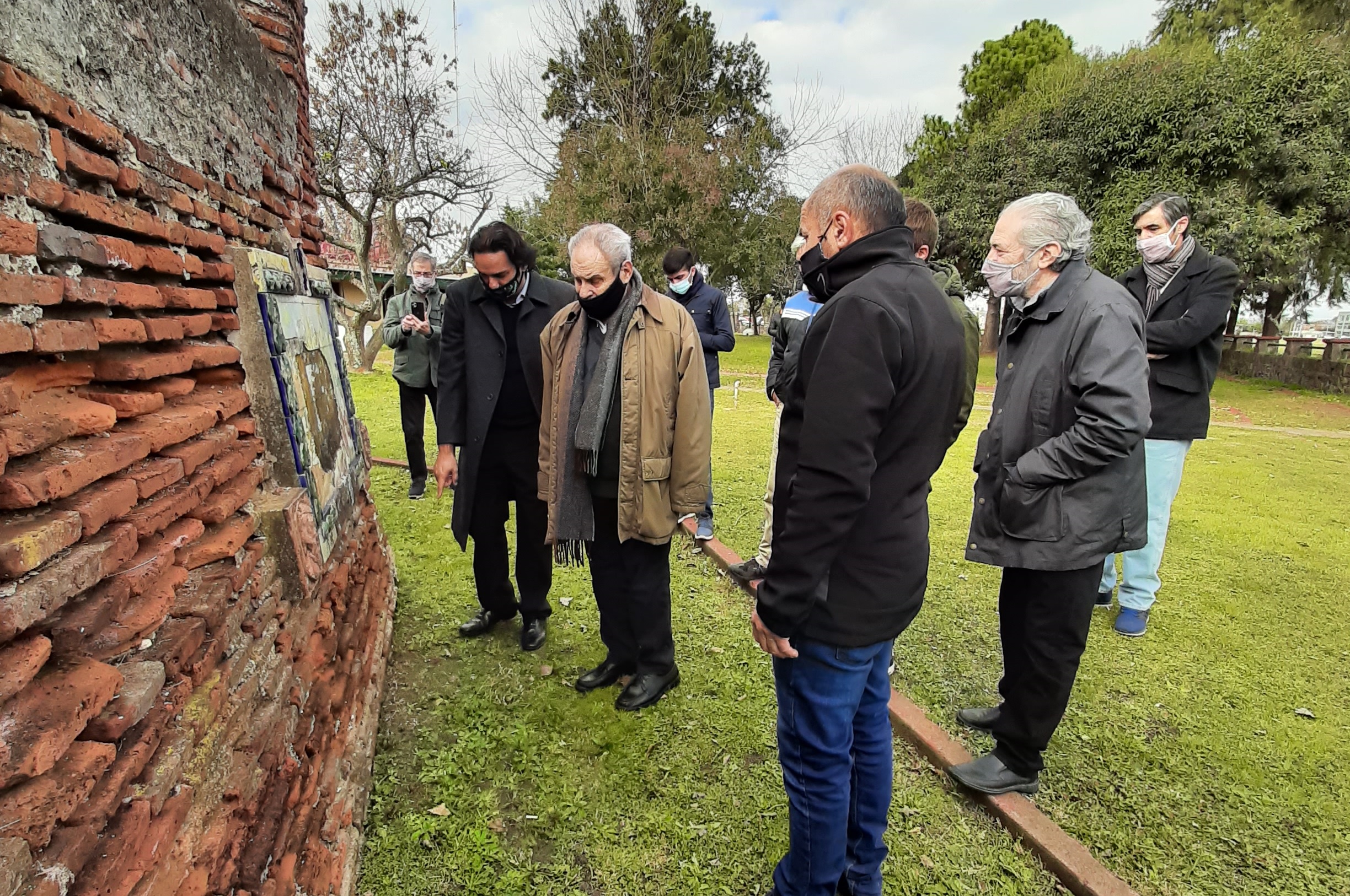 En este momento estás viendo El LEMIT realizará estudios para la conservación del patrimonio del Fuerte Barragán de Ensenada<p class = "resumen">El presidente de la CIC, Carlos Naón, recorrió el sitio histórico junto al intendente municipal, Mario Secco, y el director del LEMIT, Luis Traversa.</p>