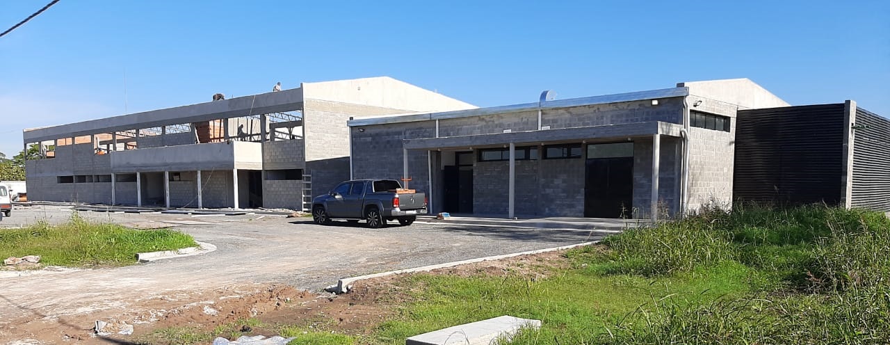 En este momento estás viendo Avanza la instalación de una planta que producirá alimentos deshidratados de alto valor nutricional<p class = "resumen">Producirá 5 mil kilos de guiso deshidratado por mes, unas 50 mil raciones, que serán utilizadas para abastecer a los comedores universitarios de La Plata. Estará operativa a fin de año.</p>