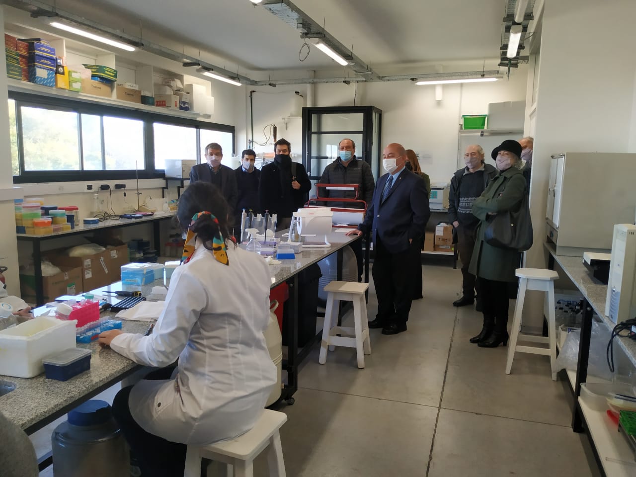 En este momento estás viendo Naón recorrió los laboratorios donde se desarrolla una de las vacunas argentinas contra el COVID-19<p class = "resumen">El presidente de la CIC participó junto con distintas autoridades del recorrido por los laboratorios del Instituto de Estudios Inmunológicos y Fisiopatológicos (IIFP), asociado a la CIC.</p>