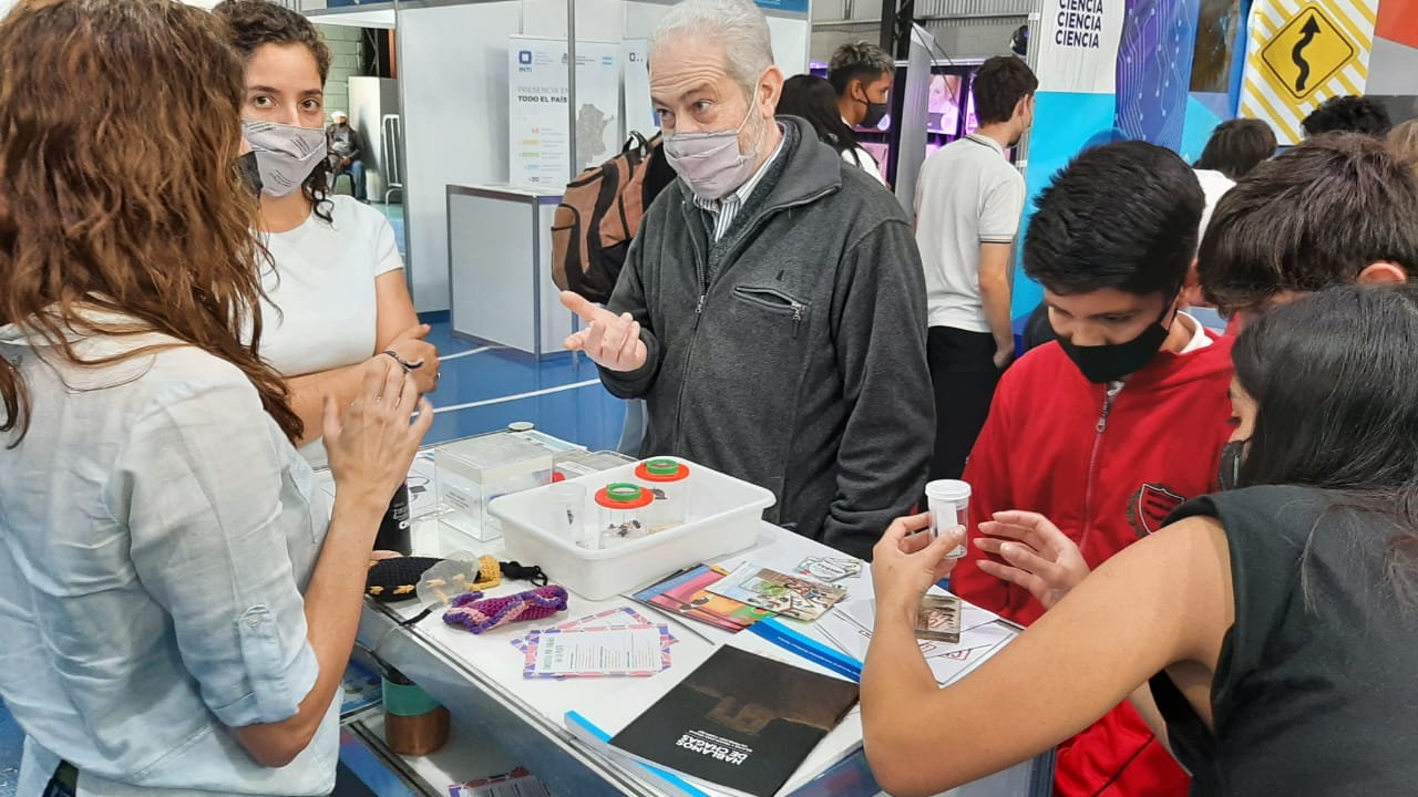 En este momento estás viendo Con la participación de la CIC, empezó la Feria de Ciencia y Tecnología de Malvinas Argentinas<p class = "resumen">Recibió más de 1200 visitas en el primer día. Continuará durante el jueves y viernes.</p>
