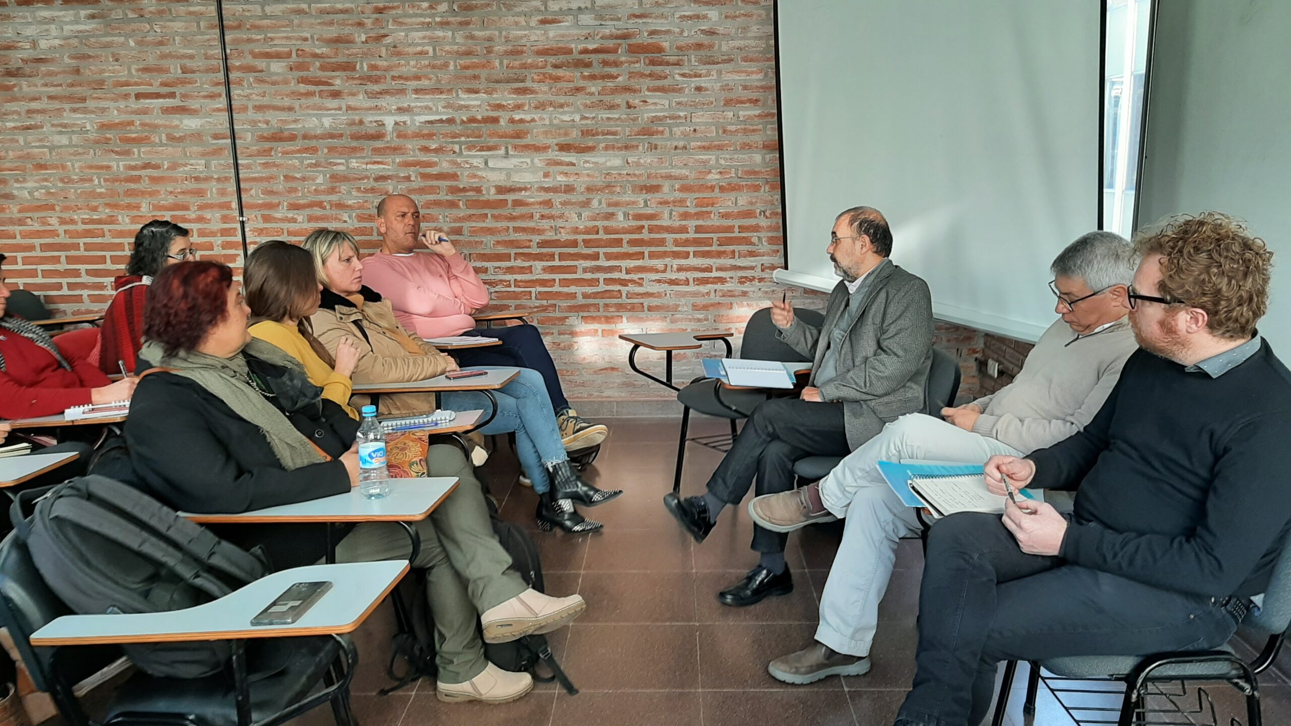 En este momento estás viendo Villar visitó centros de investigación en Mar del Plata, Tandil y Azul<p class = "resumen">Investigadoras e investigadores dialogaron con autoridades de la CIC sobre las principales líneas de investigación, desarrollo y transferencia en territorio bonaerense.</p>