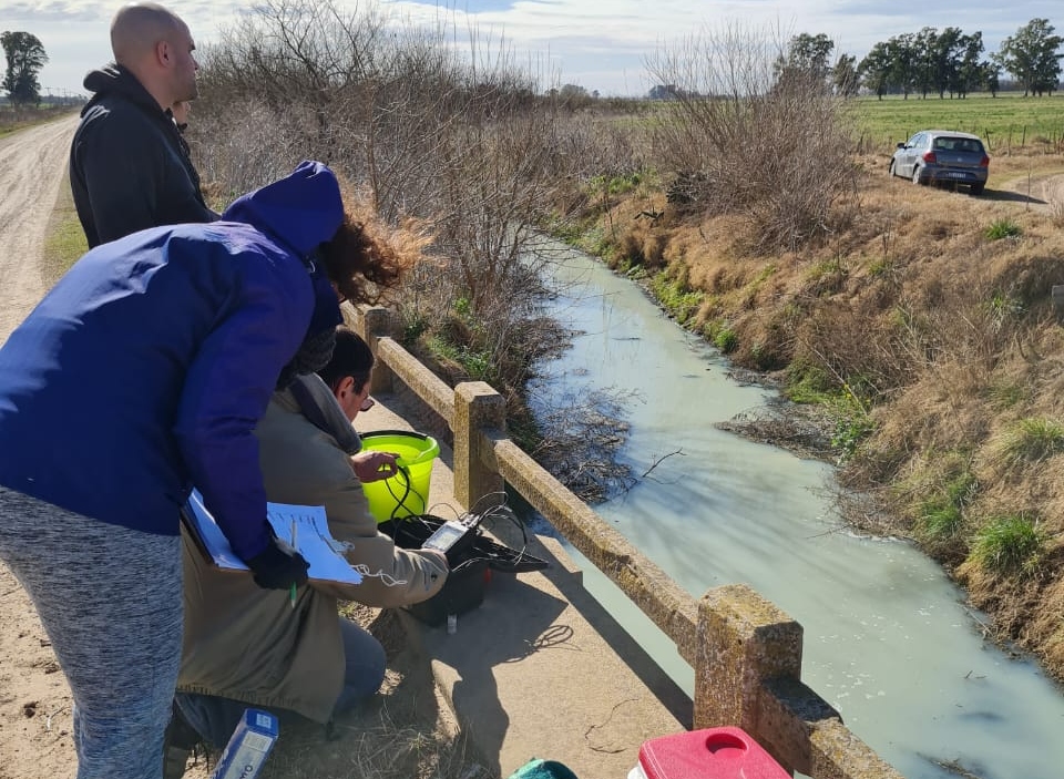 En este momento estás viendo Ciencia para cuidar el agua: buscan construir indicadores para monitorear los ríos bonaerenses<p class = "resumen">Un grupo de profesionales se encuentra analizando la calidad del Río Luján en base a técnicas químicas, biológicas y ecológicas. El estudio abarca también a las zonas de ribera. La información permitirá elaborar criterios para hacer controles de otros cursos de agua de la Provincia</p>