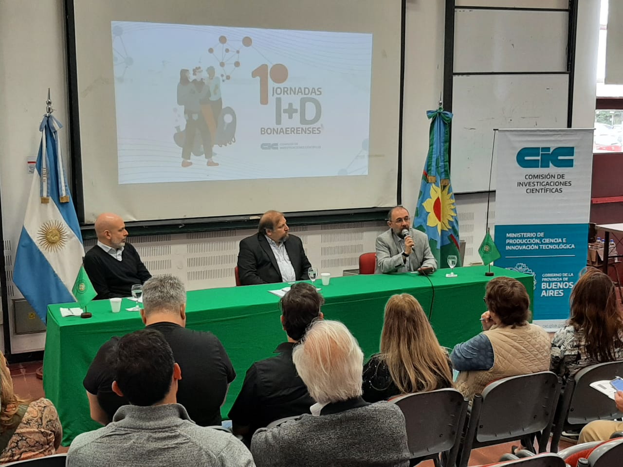 En este momento estás viendo 1ras Jornadas I+D Bonaerenses: se realizó el encuentro sobre Eficiencia Energética<p class = "resumen">Contó con la participación de 70 profesionales de universidades, centros de investigación, institutos y laboratorios del territorio, que protagonizaron exposiciones científico técnicas y mesas de trabajo</p>