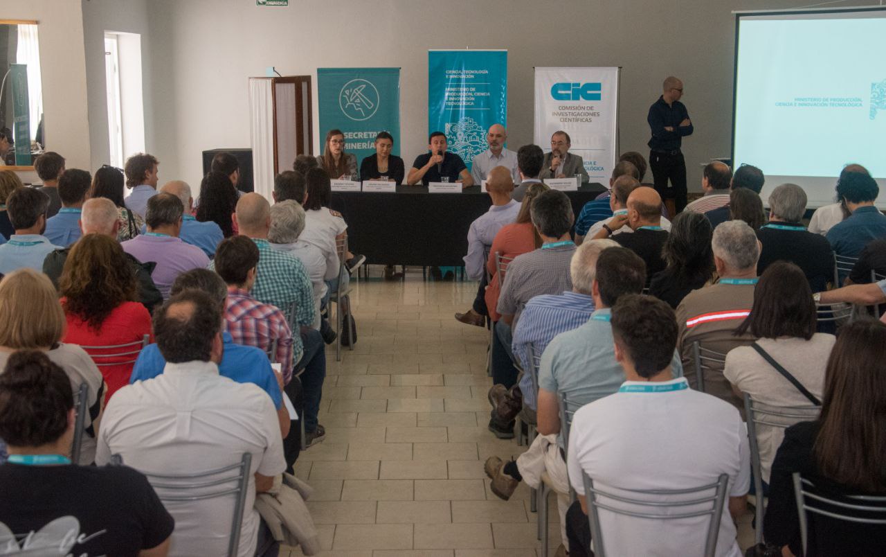 En este momento estás viendo Se realizó el Encuentro Provincial 2022 de Minería, Ciencia e Industria<p class = "resumen">El evento se llevó a cabo en Olavarría y reunió a referentes del sector, del sistema científico tecnológico y de las universidades nacionales con asiento en la Provincia, con el fin de generar proyectos conjuntos orientados al desarrollo de la actividad</p>