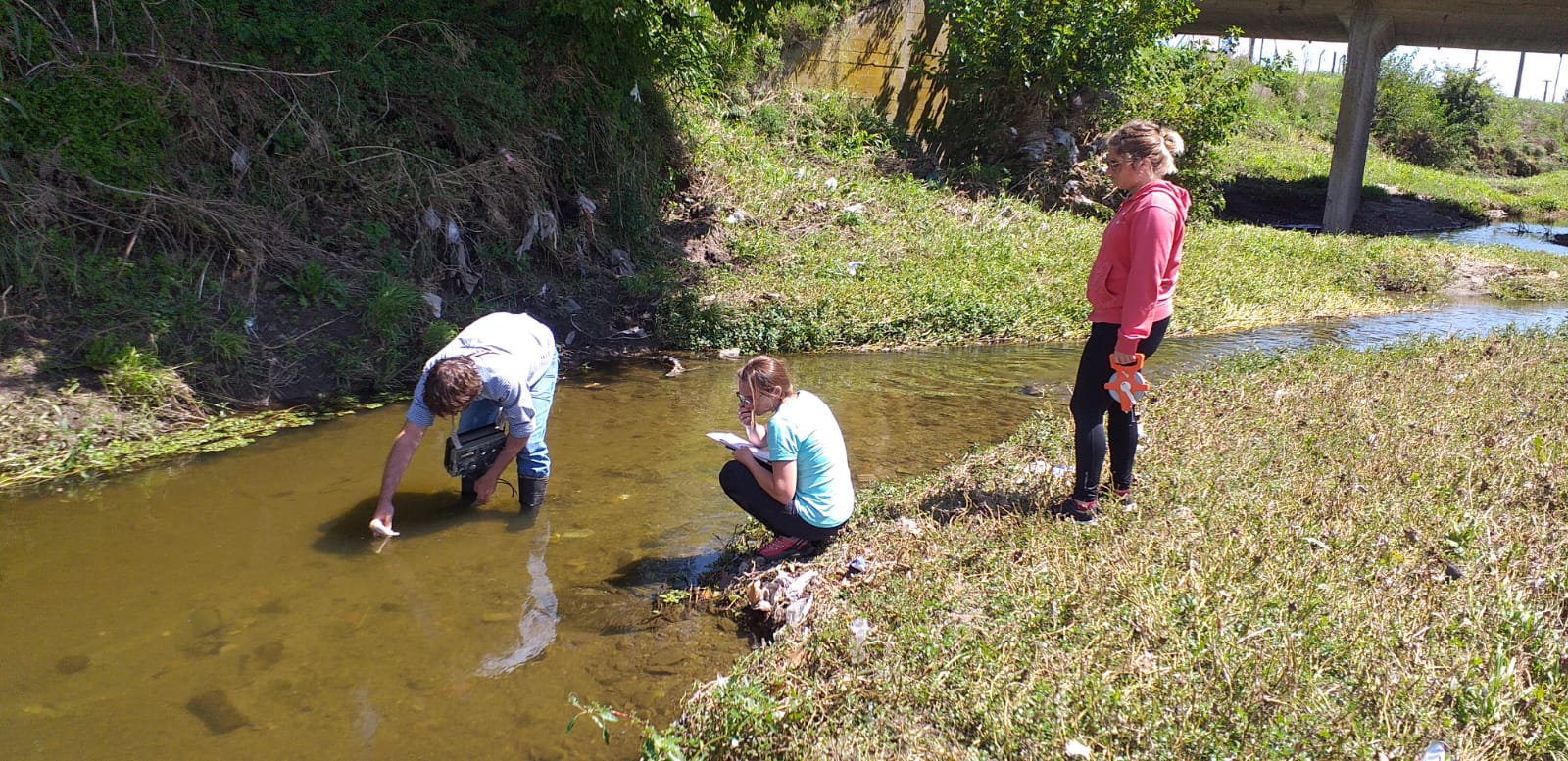 Lee más sobre el artículo Arroyo del Azul: desarrollan un programa para evaluar la calidad de sus aguas