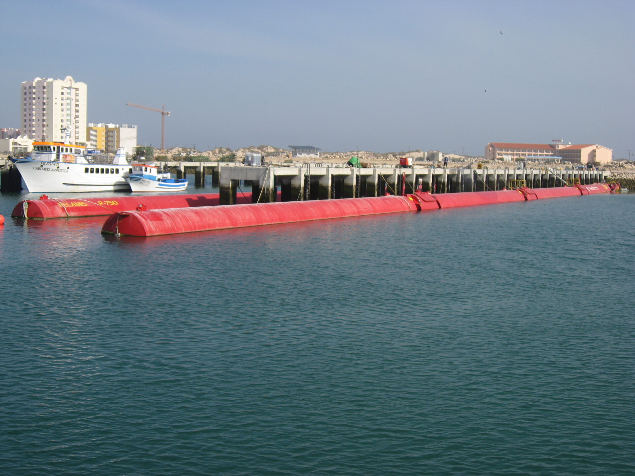 En este momento estás viendo La energía del mar: el desarrollo que busca ser pionero a nivel mundial en producción undimotriz en Bahía Blanca<p class = "resumen">Se trata de un proyecto de investigación que se propone utilizar la fuerza producida por las olas para alimentar sensores en boyas flotantes en el estuario del sur bonaerense. El desarrollo undimotriz es una de las puntas de lanza de la transición energética.
</p>