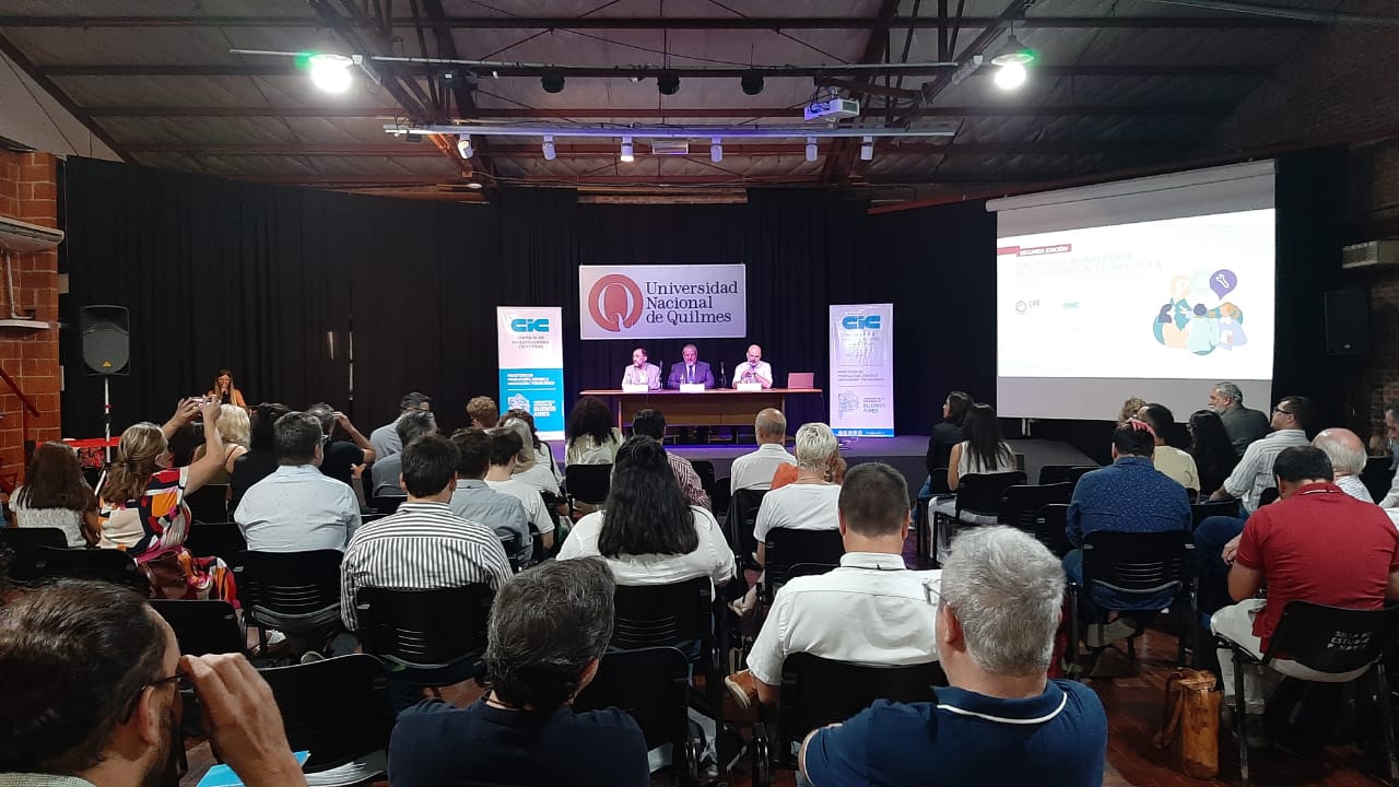 En este momento estás viendo Se realizó el Segundo Encuentro Bonaerense de Cooperación Tecnológica<p class = "resumen">El evento se llevó a cabo en la Universidad Nacional de Quilmes y reunió a más de cincuenta vinculadoras y vinculadores tecnológicos. El eje fue la construcción de políticas públicas que orienten las actividades de vinculación y transferencia hacia el desarrollo productivo de la Provincia.</p>