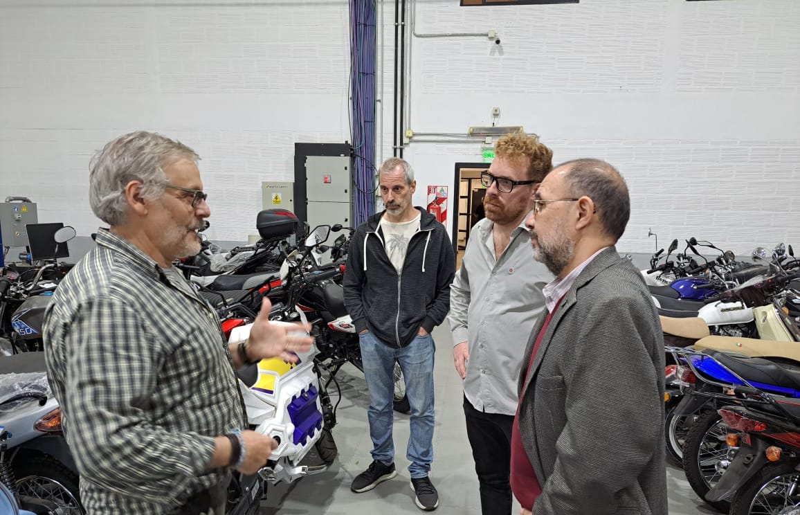 En este momento estás viendo Villar recorrió el Centro Tecnológico Aeroespacial de la UNLP<p class = "resumen">Dialogó con investigadoras e investigadores sobre proyectos vinculados al desarrollo de baterías de litio y sus aplicaciones.</p>