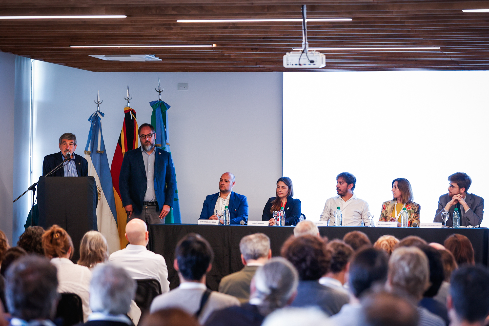 En este momento estás viendo Energías Renovables: finalizó el encuentro bilateral entre Argentina y Alemania en La Plata<p class = "resumen">Se exploraron posibilidades de desarrollo tecnológico en el marco de la transición energética.</p>
