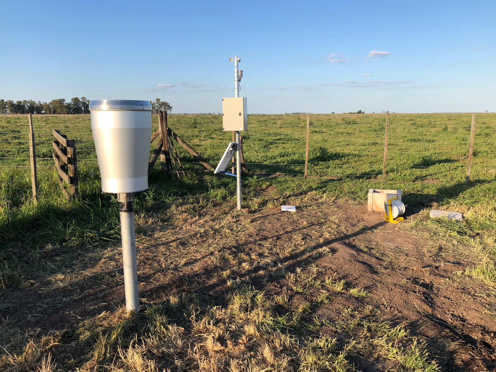 En este momento estás viendo Sequías e inundaciones: ¿Qué hacer cuando falta el agua dulce?<p class = "resumen">Investigadores del IHLLA trabajan en coordinación con productores rurales y con el Municipio para buscar soluciones a la falta de agua dulce producida durante sequías. Destacan la necesidad de comprender las características locales para adaptarse a los vaivenes del cambio climático. </p>