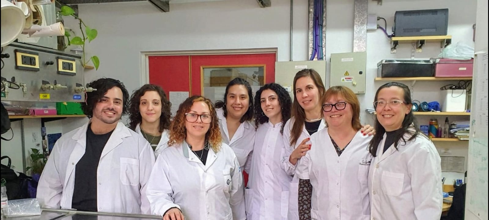 En este momento estás viendo Declaran de Interés Provincial el proyecto de investigación que creó el vino Sello Bonaerense<p class = "resumen">La distinción destaca el aporte científico del Laboratorio de Microbiología Molecular en términos de soberanía e impulso de la producción local.</p>